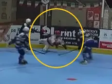 Il momento in cui il giocatore cittadellese viene colpito dal bastone di Guerre