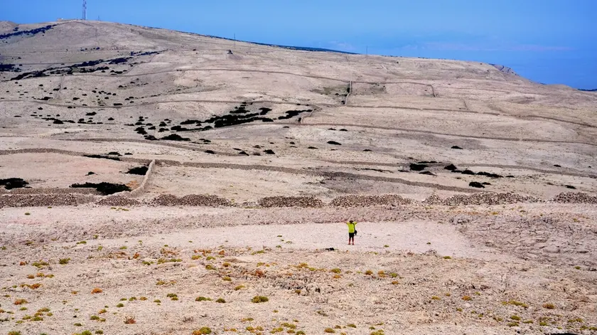 Un turista sopra il Triangolo di Pago (foto Assoturistica di Novalja)