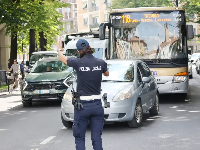 Cinquantenne di Spresiano in moto è fuggito per 10 chilometri all'alt della polizia locale di Treviso