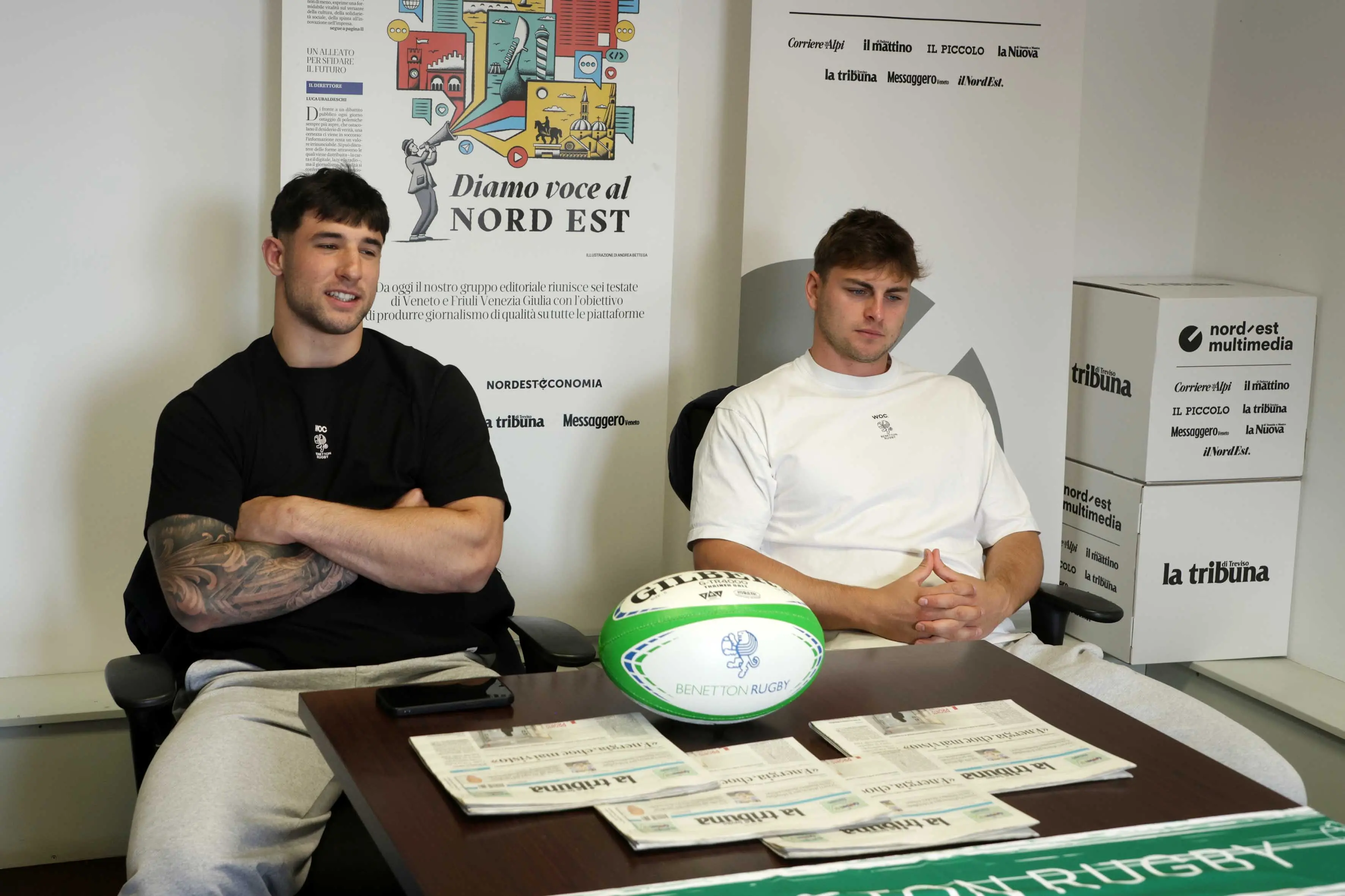 Tommaso Menoncello e Leonardo Marin nella redazione della Tribuna