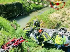 L'auto finita nel fosso a Preganziol (foto Vigili del fuoco)
