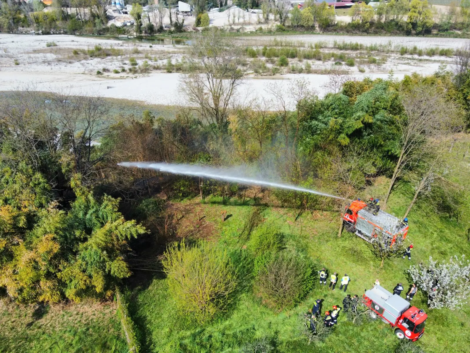 Le operazioni di spegnimento del rogo (foto Macca)