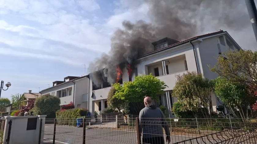 L'appartamento in fiamme
