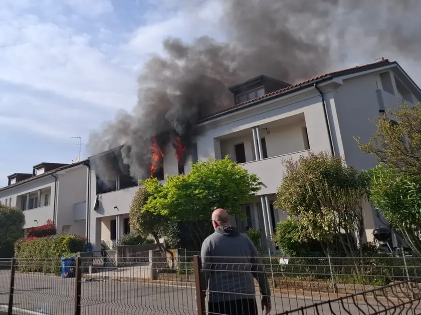 L'appartamento in fiamme