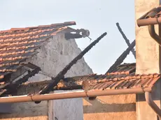 Il tetto della casa di Codognè dopo il rogo