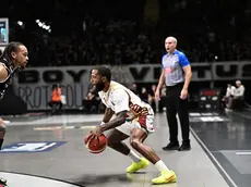 Un'azione del top scorer reyerino RJ Cole