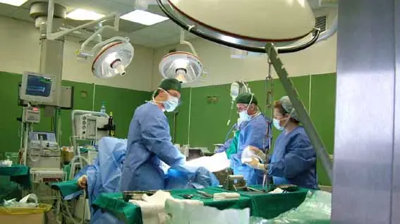 Un intervento in sala operatoria. La legge italiana impedisce al ricevente di conoscere chi ha donato gli organi