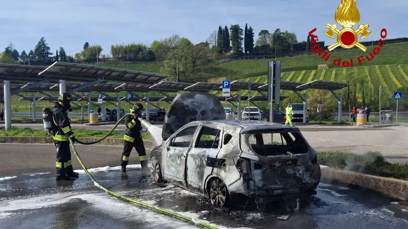L'auto completamente divorata dall'incendio