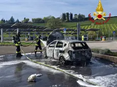 L'auto completamente divorata dall'incendio