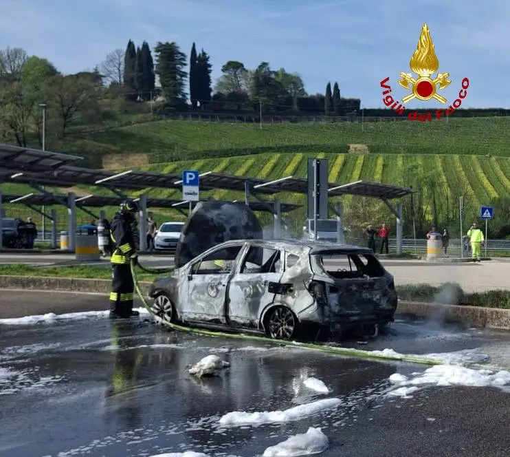 L'incendio dell'auto in A27