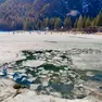 La superficie del Lago di Braies, dove cinque persone sono finite in acqua per il cedimento dello strato di ghiaccio.