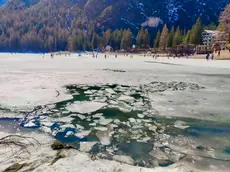 La superficie del Lago di Braies, dove cinque persone sono finite in acqua per il cedimento dello strato di ghiaccio.