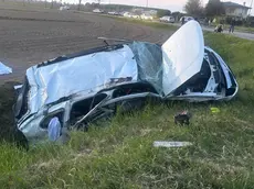 L'auto finita fuori strada (Foto Bortoluzzi)