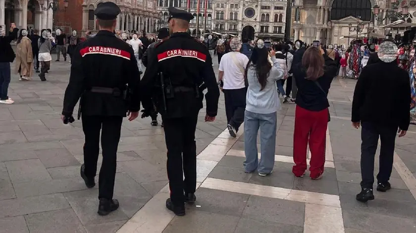Controllo dei carabinieri in piazza San Marco