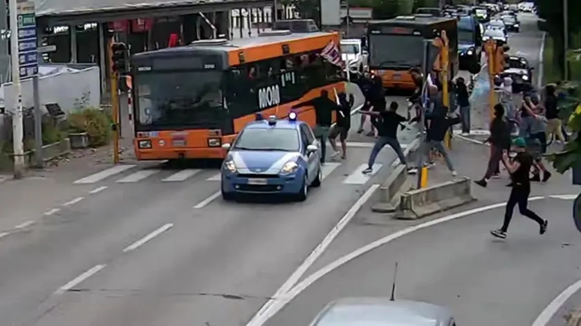 Un fermo immagine del video dell’aggressione degli ultras del Treviso calcio ai tifosi del Mestre