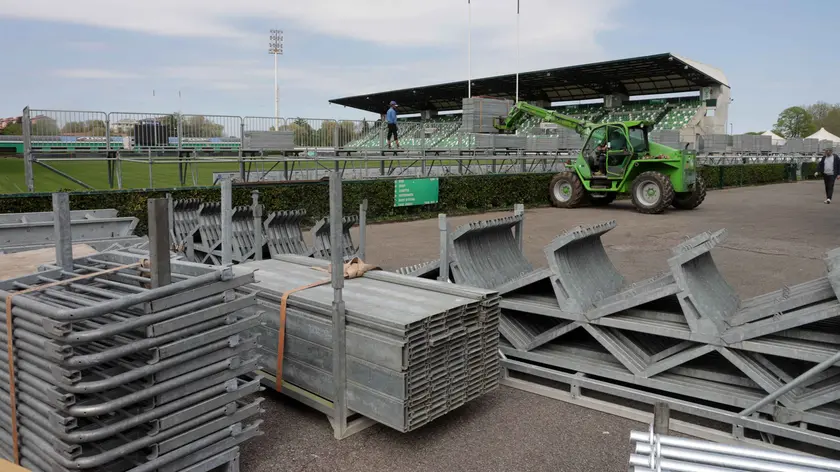 I lavori per il montaggio della nuova tribuna provvisoria a Monigo