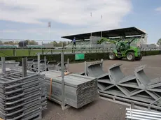 I lavori per il montaggio della nuova tribuna provvisoria a Monigo