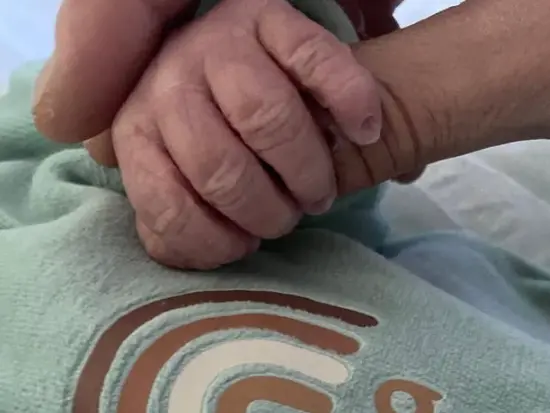 Un tenero scatto per annunciare la nascita di Gioele, figlio delle pallavoliste Valentina Arrighetti e Gaia Moretto