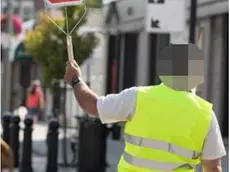 Un nonno vigile (foto d'archivio)