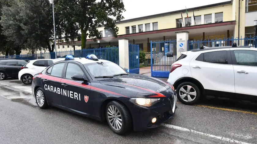 I carabinieri fuori dalla scuola