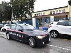 I carabinieri fuori dalla scuola