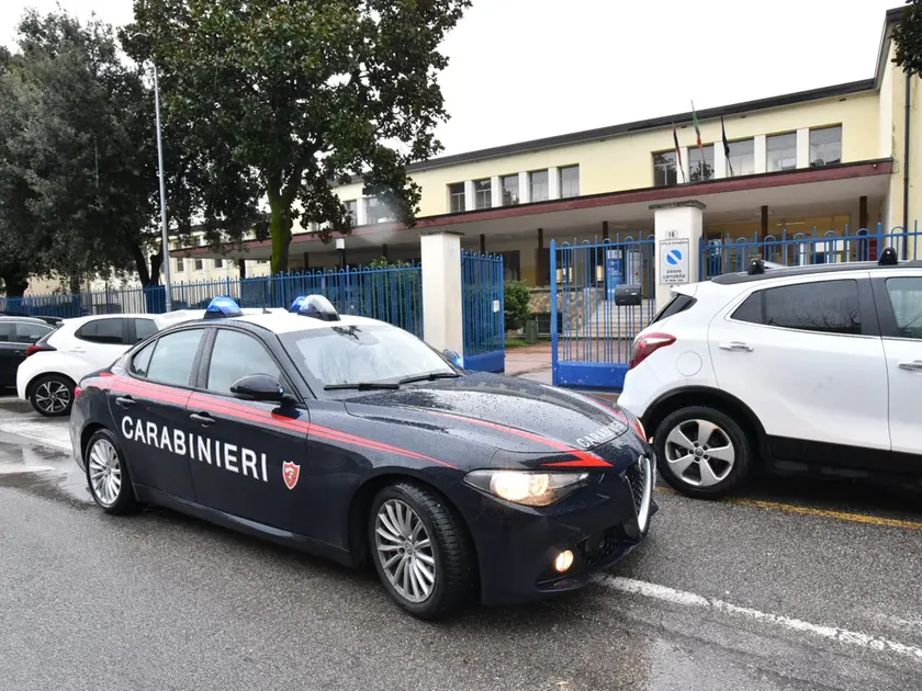 I carabinieri fuori dalla scuola