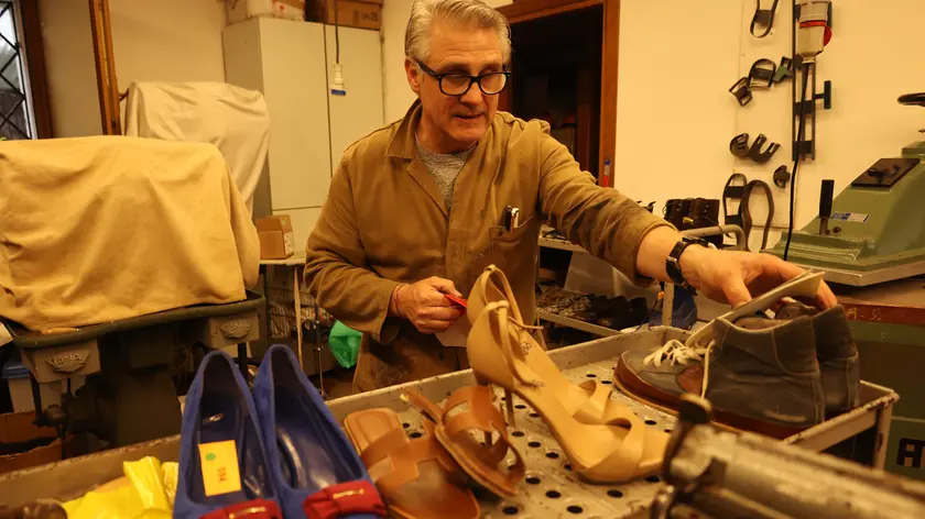 Mirko Carlesso nella sua bottega a Treviso