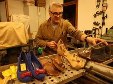Mirko Carlesso nella sua bottega a Treviso