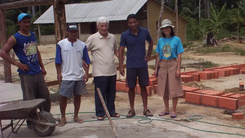 Mario Gava, secondo da sinistra, in una missione