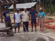 Mario Gava, secondo da sinistra, in una missione