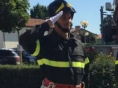 Pietro Monici con la divisa da pompiere