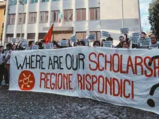 Una protesta per il blocco delle borse di studio