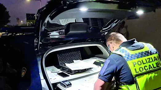 La Polizia locale durante il controllo