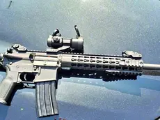 Una carabina M4 da soft air del tutto simile a quella che avrebbero usato i ragazzi a bordo della Panda