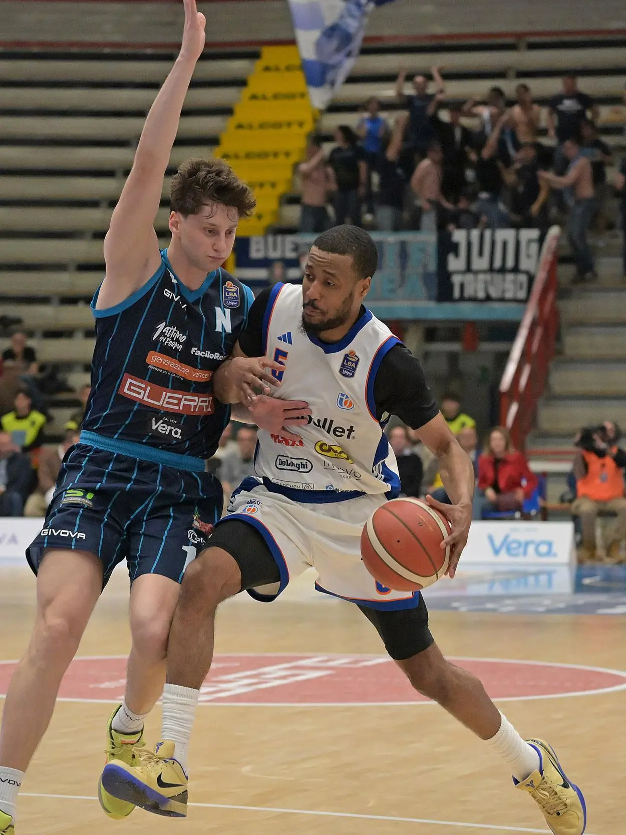 Una pessima Nutribullet crolla a Napoli. Foto Fotofilm