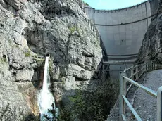 La diga del Vajont inquadrata dalla forra del torrente