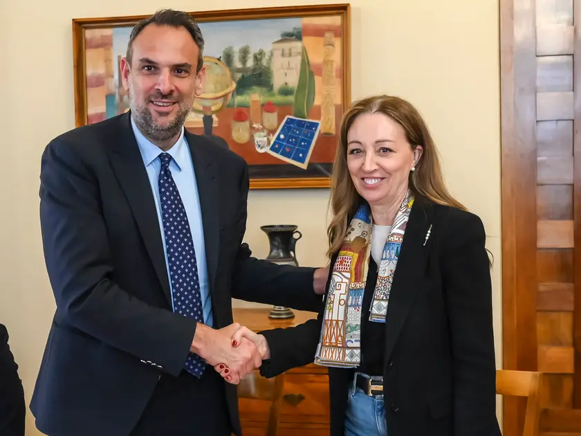 La stretta di mano tra il sindaco Conte e la rettrice Mapelli