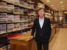 Paolo Cecconato nel suo negozio