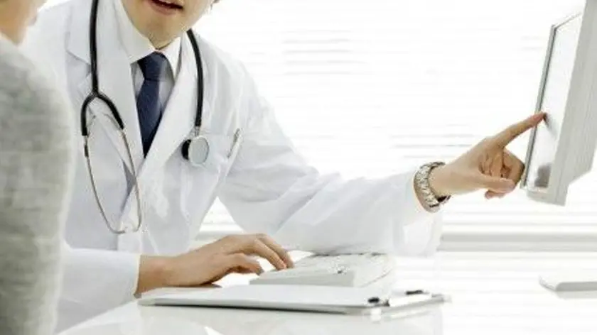 Un medico di base in ambulatorio