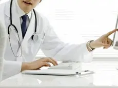 Un medico di base in ambulatorio