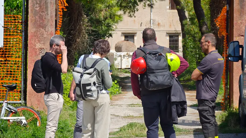 I soccorritori sul luogo dell'incidente all'ex casema al Lido