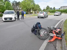 La moto rimasta a terra dopo l'incidente in via Lourdes a Conegliano