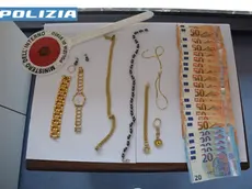 Il denaro e i gioielli sottratti alla coppia di anziani con la truffa del finto poliziotto