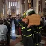 La bara portata dai Vigili del fuoco
