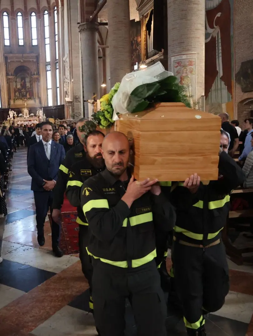 La bara portata dai Vigili del fuoco