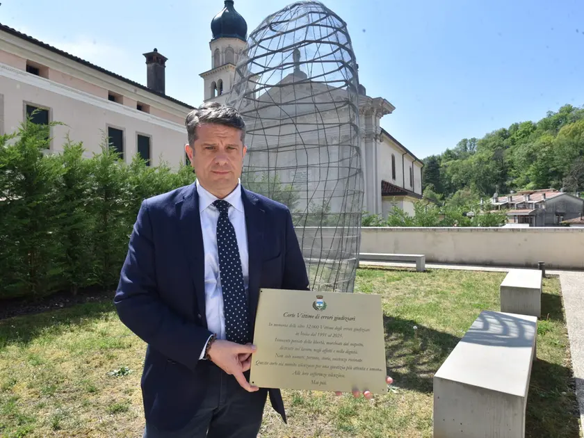 Il sindaco Giananagelo Bof mostra la targa di intitolazione della corte davanti al municipio (piazza) alle vittime degli errori giudiziari in Italia