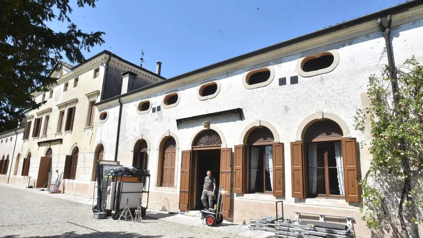 La preparazione della scenografia all’esterno dello storico edificio