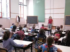 Una classe in aula. A Mestre il taglio di capelli a due studentesse da parte della prof