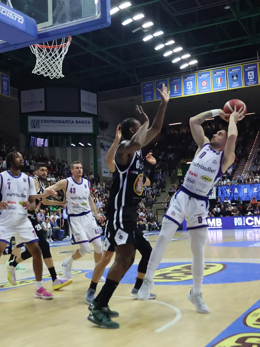 A destra Cappelletti tenta l'inserimento a canestro (Foto Film)