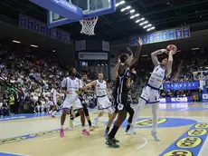 A destra Cappelletti tenta l'inserimento a canestro (Foto Film)